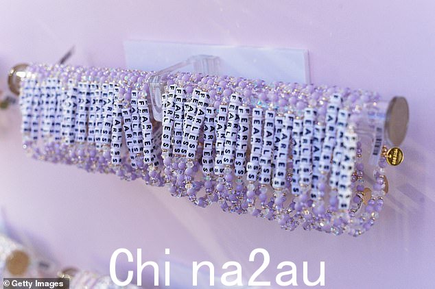 Bracelet bonkers:Fearless 手链将于 2023 年 10 月在 The Little Words Project 快闪精品店展出,紧随泰勒在 Eras 巡演期间掀起的病毒串珠手链潮流之后