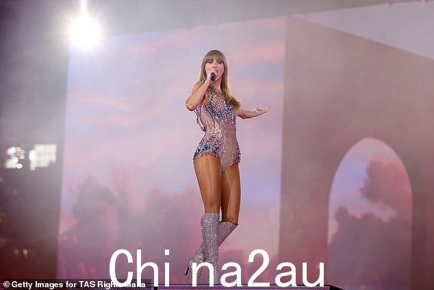 巡演女王:斯威夫特于 2023 年 6 月 9 日在密歇根州底特律福特球场举行的泰勒·斯威夫特 The Eras 巡演期间在舞台上表演