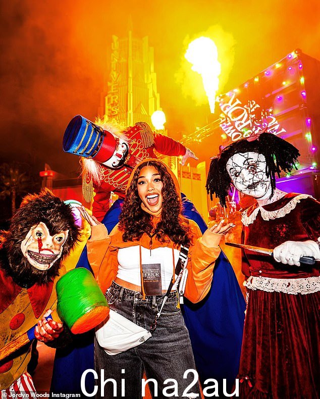 传统:她周五在 Instagram 上分享了这些照片,告诉粉丝每年参加 HHN 是她和 Jodie 的“传统”