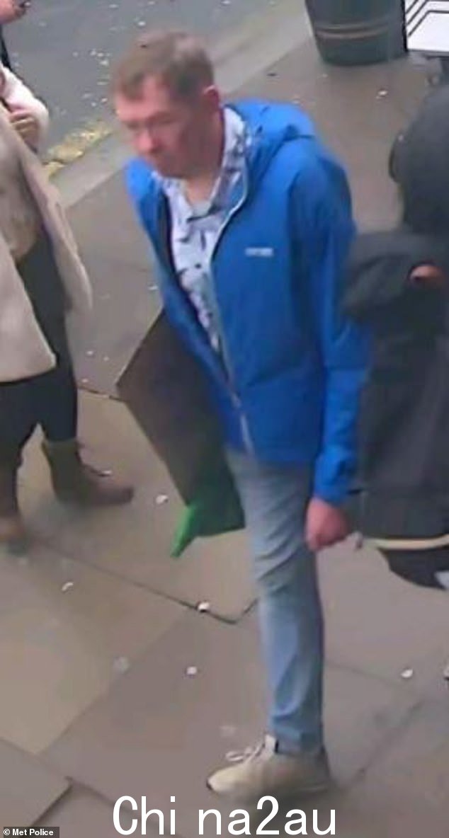 一名举着“我完全支持哈马斯”标语牌的抗议者也是警方正在追捕的嫌疑人之一