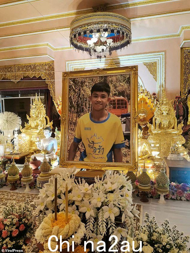 泰国清莱 Doi Wao 寺的 Dom 神龛,装饰着 17 个足球,代表他一生中的每一年