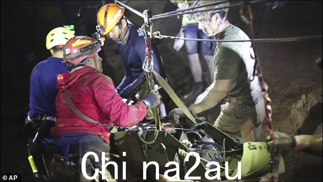 在漫长的救援任务中,每个被困人员都被担架抬过洞穴系统
