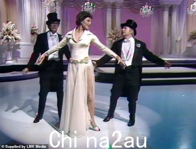 Angela Rippon 与 Eric Morecambe 和 Ernie Wise 一起出现在 1976 年圣诞节 eBBC 喜剧节目“莫克姆与怀斯”版本