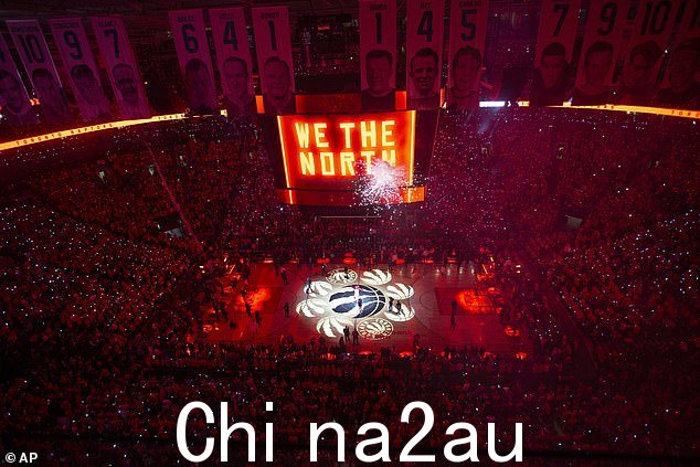 世界巡演:这位 62 岁的喜剧演员于 8 月在多伦多丰业银行体育馆 (Scotiabank Arena) 进行了世界末日巡演的加拿大站表演