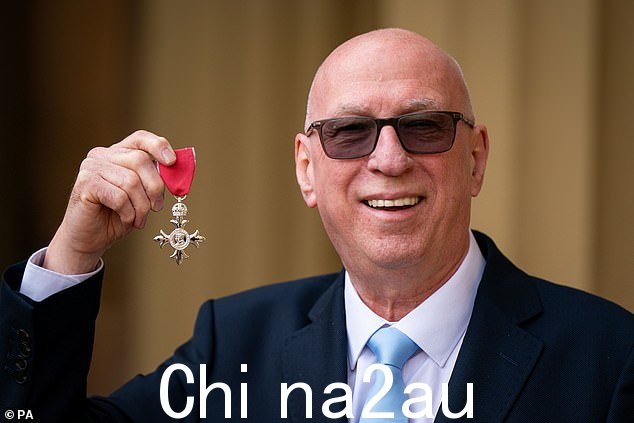 资深广播员 Ken Bruce 今天早些时候在白金汉宫获得了 MBE
