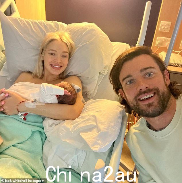 新父亲:35 岁的《不良教育》明星于 9 月与 32 岁的模特女友 Roxy Horner 迎来了他的第一个孩子