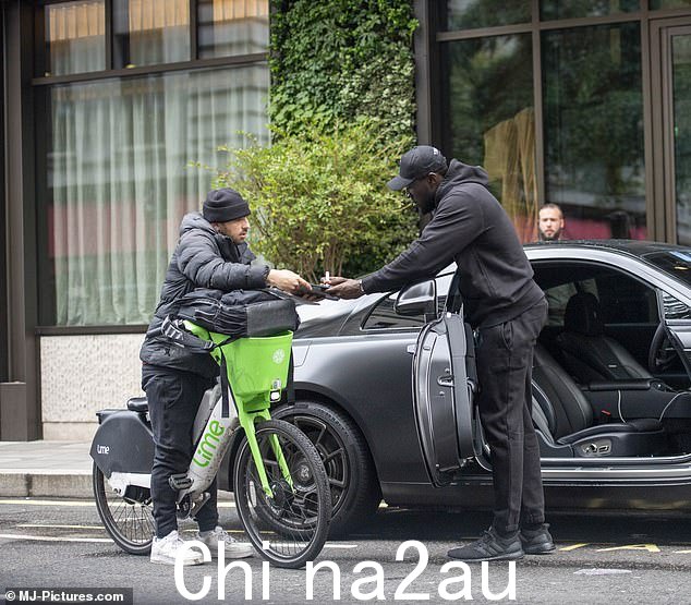 发现:Stormzy 为粉丝签名的照片