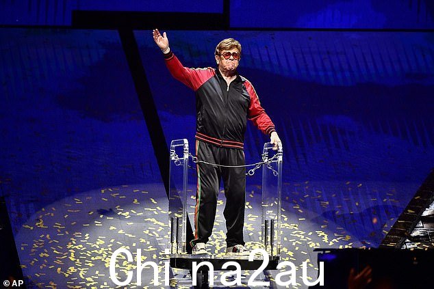 最后鞠躬:埃尔顿最后一次巡演《告别黄砖路》历时五年,在全球各地演出了 330 场高能演出,最终在瑞典斯德哥尔摩结束(如图),七月