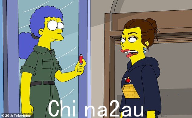 她真的做到了这一切!她即将亮相的照片显示凯莉以全卡通模式与玛吉·辛普森交谈