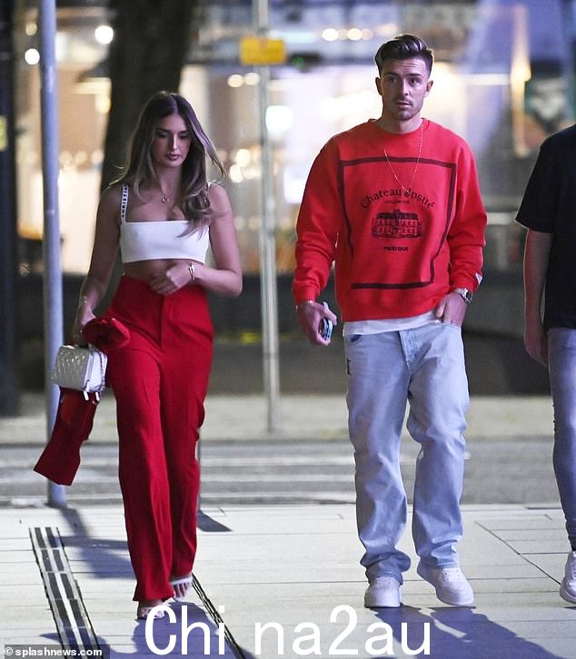 约会之夜:在约会时,Jack 和 27 岁的模特 Sasha 穿着协调的服装
