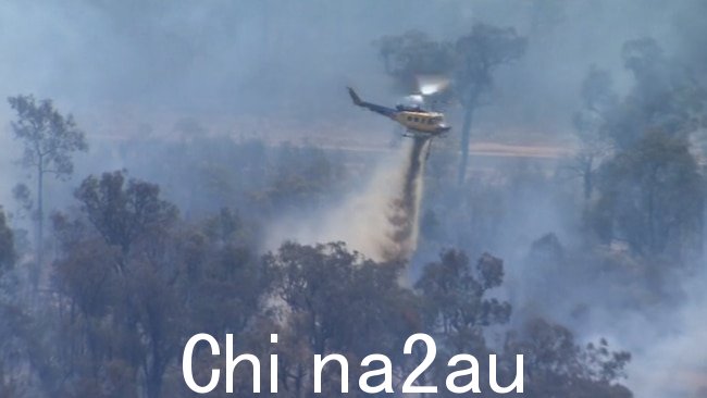 一架燃烧轰炸直升机正在灭火。图片：9News