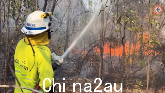 Exhausted Queensland州际消防员和新西兰同行飞来提供帮助，消防员将得到一些缓解。图片：9News