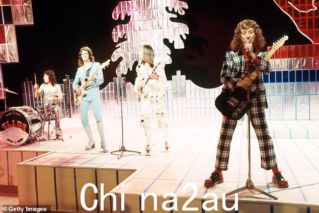 Noddy Hodder 于 1973 年与 Slade 一起在 Pops 上表演 Cum On Feel The Noize