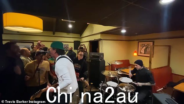 视频拍摄:有传言称 Blink 正在使用 Denny's 拍摄《Anthem Part 3》的音乐视频。这是 Denny's 演出中唯一播放的歌曲