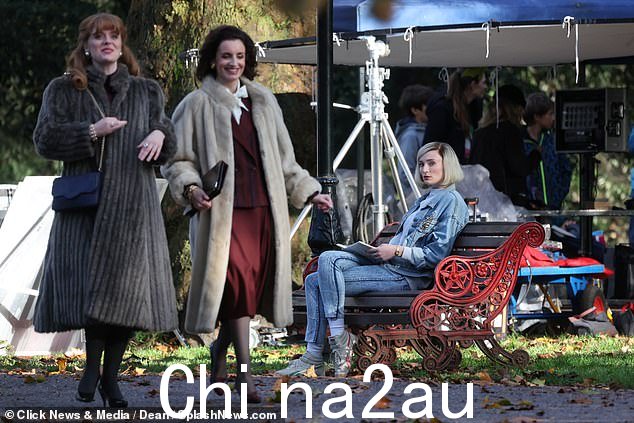 场景:在片场,Sophie 穿着复古牛仔夹克、酸洗紧身牛仔裤和高帮运动鞋