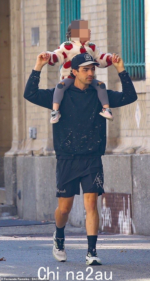 监护权协议:在其他地方,乔·乔纳斯 (Joe Jonas) 在纽约外出时,深情地搂着 15 个月大的女婴德尔芬 (Delphine),简直就是一个溺爱孩子的父亲