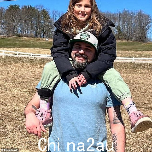 保龄球馆经理、34 岁的汤米·康拉德也被证实死亡。他留下了一个 9 岁的女儿