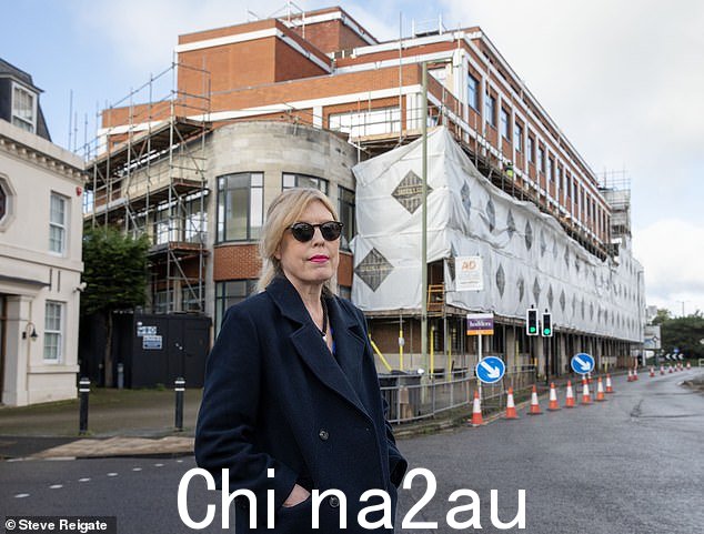 住在街区附近的音乐家 Jenny Brown,55 岁(如图)认为这是不公平的