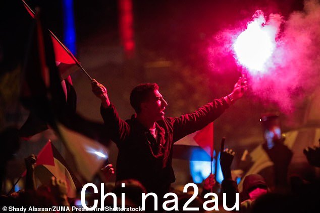 在伊斯坦布尔,示威者聚集在以色列领事馆前,引发烟雾弹和烟花