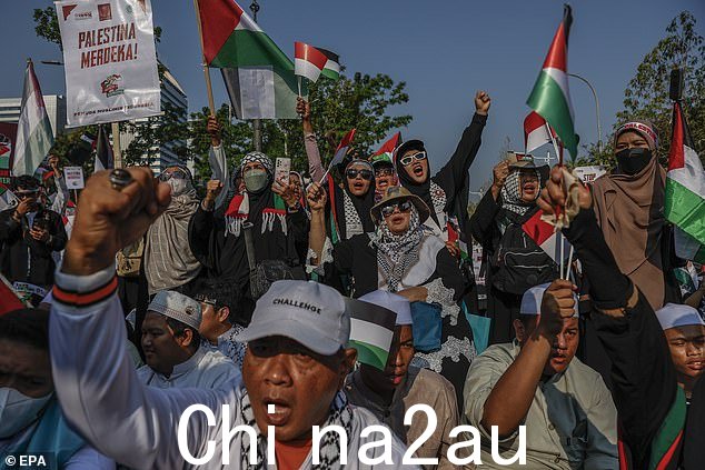 人们在雅加达美国大使馆外声援巴勒斯坦人的集会上高喊口号