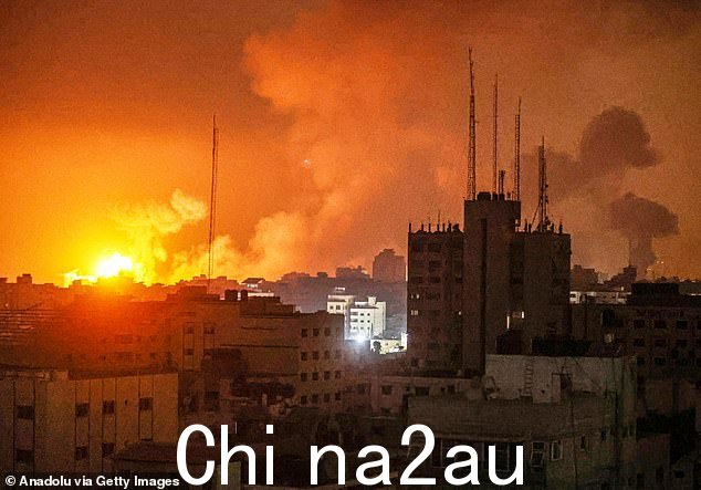 以色列从周五到周六连夜对加沙北部进行了空中轰炸,爆炸和火焰照亮了天空