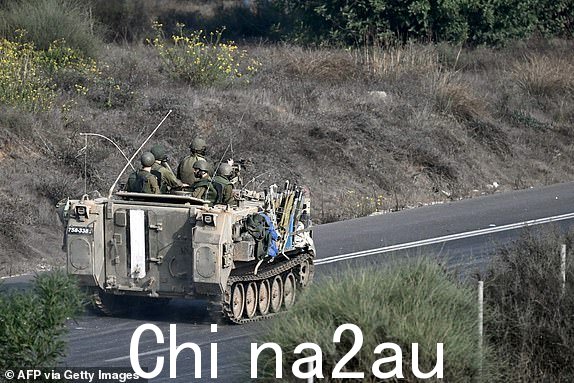以色列士兵骑着装甲车2023 年 10 月 28 日,在以色列和巴勒斯坦组织哈马斯之间持续不断的战争中,一辆汽车沿着以色列南部城市斯德罗特郊区的道路行驶。2023 年 10 月 28 日,加沙战事如火如荼,以色列军队表示扩大了地面行动在该国历史上最致命的袭击发生三周后,以色列加强了对巴勒斯坦领土的轰炸。(摄影:Aris MESSINIS/法新社)(摄影:ARIS MESSINIS/法新社,盖蒂图片社)