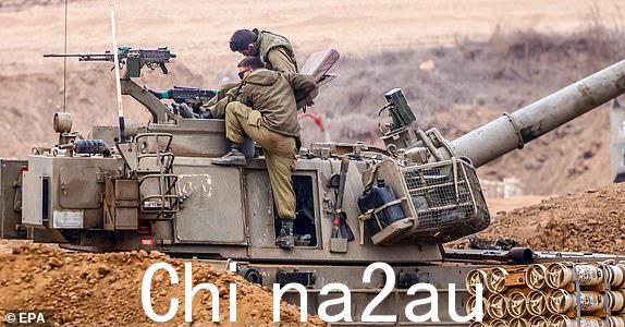 epa1 0944294 2023 年 10 月 28 日,以色列士兵在以色列加沙边境附近的一个秘密地点为地面演习做准备。据以色列军队称,包括外国人在内的 222 人仍被哈马斯关押在加沙地带。据以色列国防军 (IDF) 和巴勒斯坦卫生当局称,自 10 月 7 日哈马斯武装分子从加沙地带对以色列发动袭击以及以色列在加沙的行动以来,已有 7,000 多名巴勒斯坦人和至少 1,300 名以色列人丧生以及紧随其后的约旦河西岸。 EPA/HANNIBAL HANSCHKE