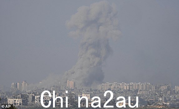 2023 年 10 月 28 日星期六，以色列对加沙地带发动空袭后，烟雾升起，从以色列南部看去。（美联社照片/Ohad Zwigenberg）