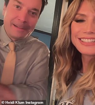 深夜访问:传奇超模依偎在主持人吉米·法伦 (Jimmy Fallon) 身边,向他展示万圣节滤镜应用程序