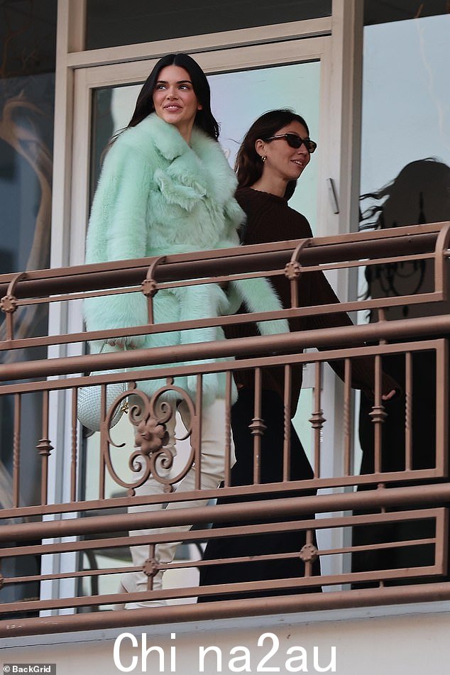 Soft glam:至于化妆,Kendall 选择了柔和的棕色烟熏眼妆和光泽裸色唇妆