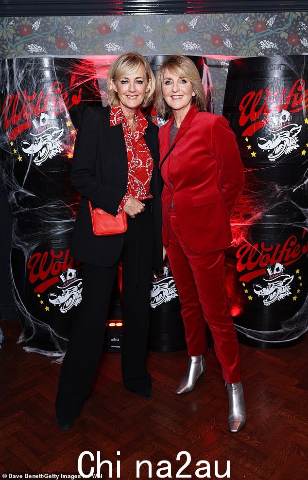 好朋友:电视名人 Jane Moore(左)和 Kaye Adams(右)都出席了活动