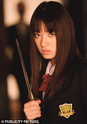 梅根装扮成女学生杀手夕张吾吾,由日本女演员栗山千秋饰演(2003 年电影中出现)