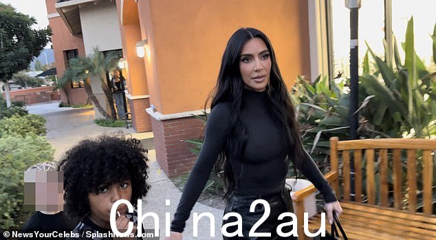 溺爱的妈妈:当她下车时,她一直是溺爱的母亲,伸出手臂以确保 Saint 就在她旁边