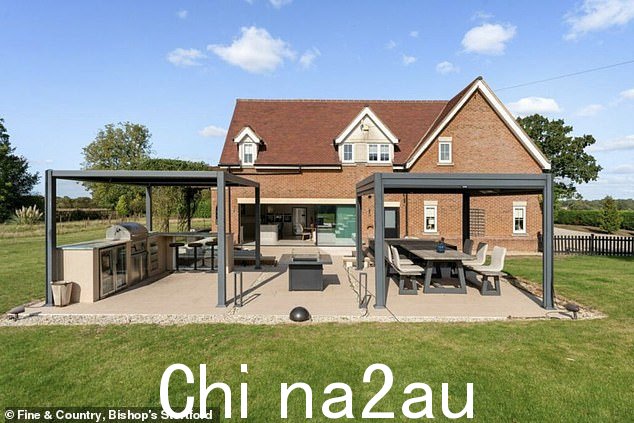 地产代理详细信息将其描述为“令人印象深刻的英俊家庭住宅”,拥有“美妙的花园” class=