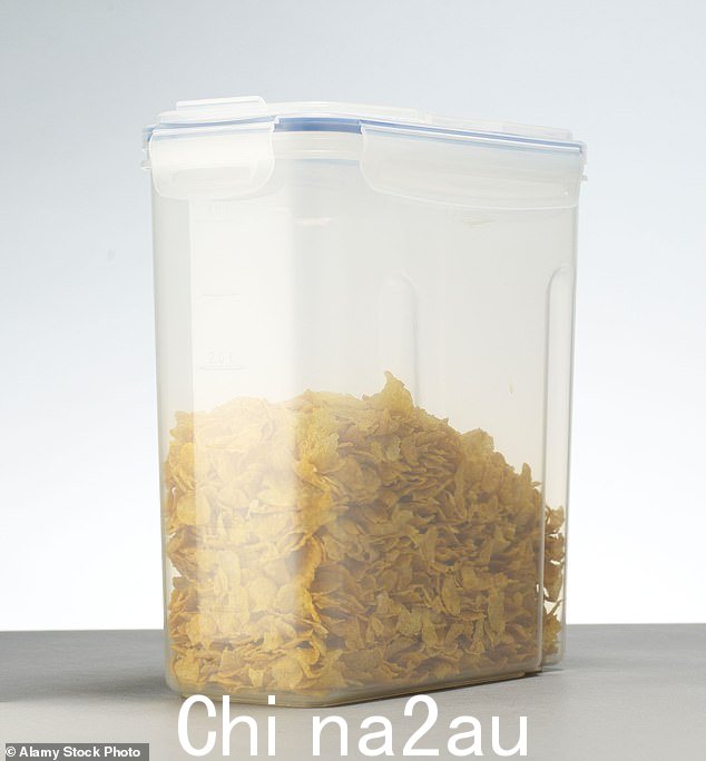 女王的早餐包括麦片,她用塑料容器盛装麦片(库存图片)