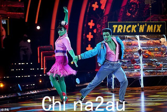 难以置信:这位社交媒体明星与她的专业搭档 Nikita Kuzmin 一起扮演弗兰肯斯坦的新娘跳舞