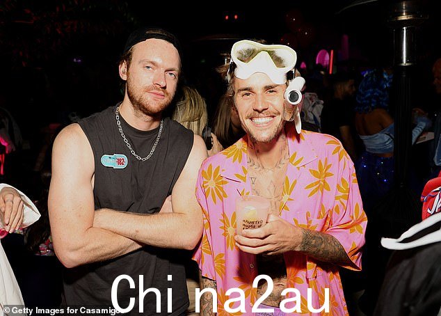 护目镜:歌手完全致力于他的服装,包括全套呼吸管,包括一副白色和黄色的护目镜