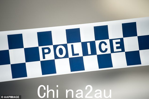 这名29岁男子被指控犯有一项强奸罪和一项针对16岁以下儿童的猥亵罪。他之前工作的托儿中心周六上午,他在布里斯班北部被解雇,通过电子邮件向父母和照顾者发送了电子邮件