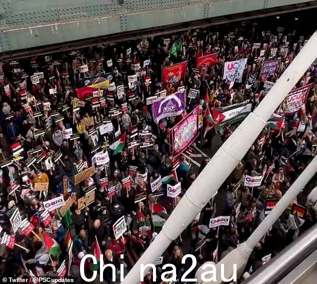 抗议者在今天的首都街道游行之前聚集在一起