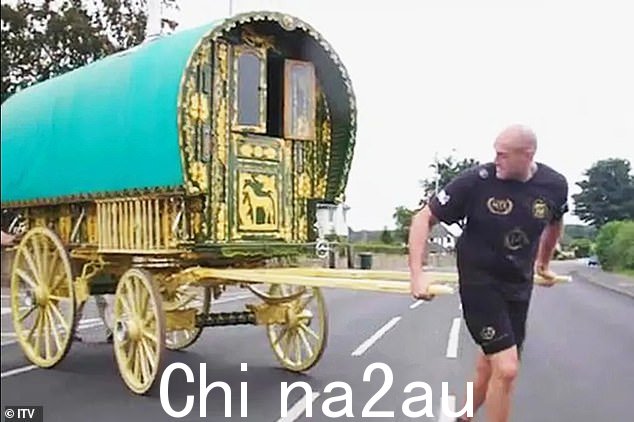 在 2020 年的一部纪录片中,有人看到泰森开着一辆老式大篷车训练