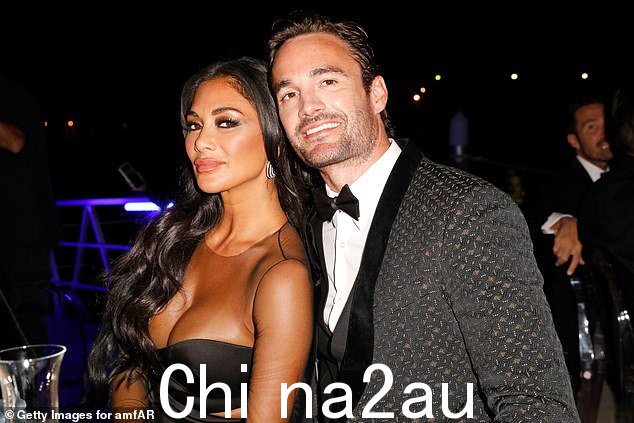 参赛者 Thom Evans,前苏格兰国际橄榄球运动员和模特,在 2019 年评判名人版 X Factor 时引起了 Scherzinger 的注意
