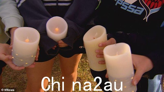 周六,詹姆斯女士的社区成员聚集在一起表达敬意,点燃了蜡烛(如图)