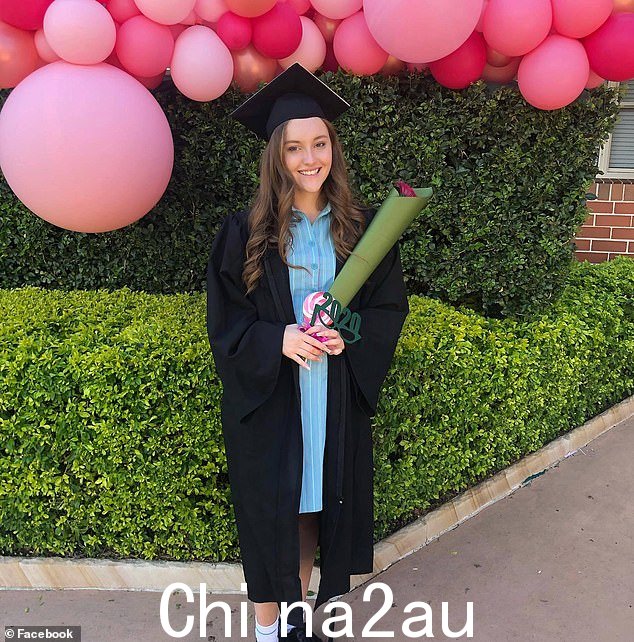 周三午夜左右,21岁的莉莉·詹姆斯(如图)被发现死于该市中央商务区的圣安德鲁大教堂学校内,头部严重受伤。
