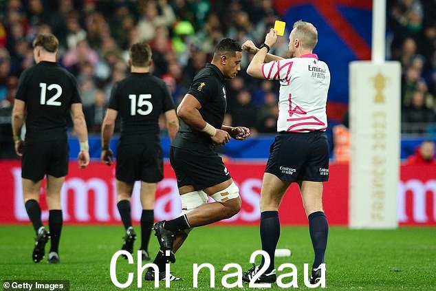 Shannon Frizell(中)在比赛第二分钟对 Bongi Mbonambi 非法解围后被送入垃圾箱