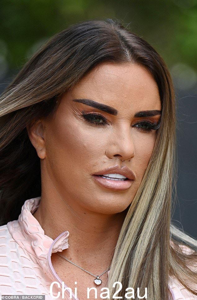 前玻璃模特凯蒂·普莱斯 (Katie Price) 和爱情岛明星在网上展示了他们的“火鸡牙”,以宣传在短短几天内以低成本提供完美微笑的诊所” class=