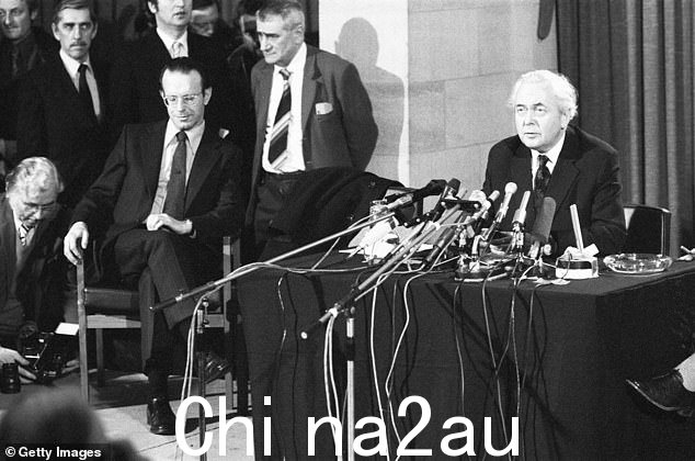 哈罗德·威尔逊 (Harold Wilson) 在伦敦国防部举行的新闻发布会上宣布辞去首相职务