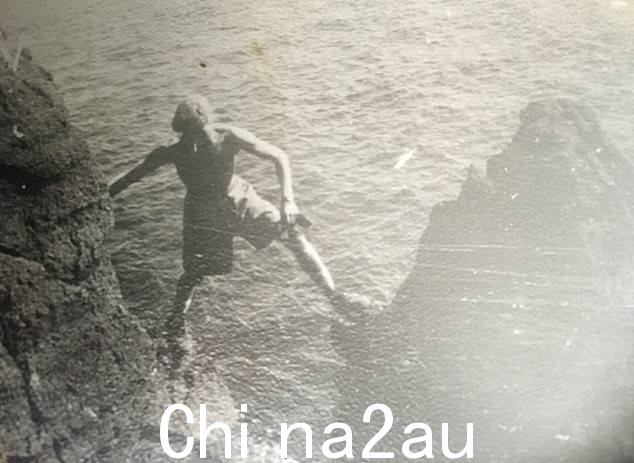 在几个月的强化训练中,梅恩无情地激励他的部下,将他的部队磨练成战争中最坚强、最亲密的兄弟部队。上图:一名 SAS 士兵在严格的训练期间