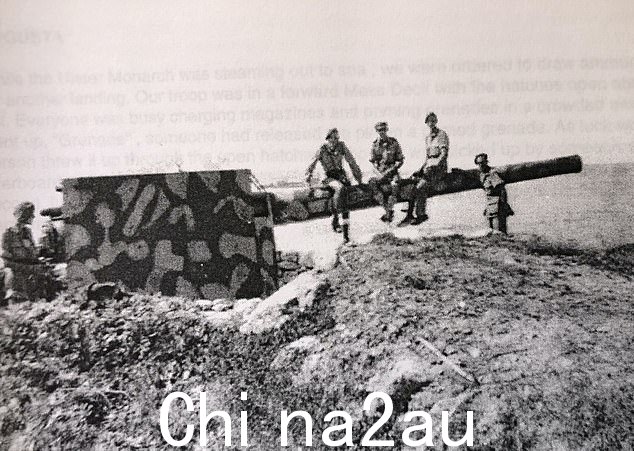 1943 年 7 月,帕迪·梅恩 (Paddy Mayne) 的 SAS 奉命在盟军大规模入侵之前袭击西西里岛的德国和意大利岸炮。尽管困难重重,他们还是取得了胜利。上图:SAS 成员坐在一起占领阵地后登上其中一门炮