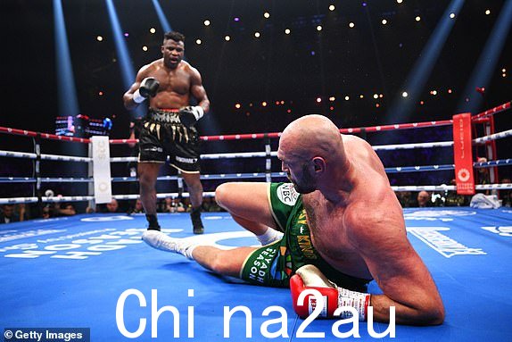 沙特阿拉伯利雅得 - 10 月 28 日:Francis Ngannou 击倒泰森·富里2023 年 10 月 28 日,泰森·富里 (Tyson Fury) 与弗朗西斯·纳干诺 (Francis Ngannou) 在沙特阿拉伯利雅得 Boulevard Hall 举行重量级拳击比赛。 (贾斯汀·塞特菲尔德/盖蒂图片社摄)