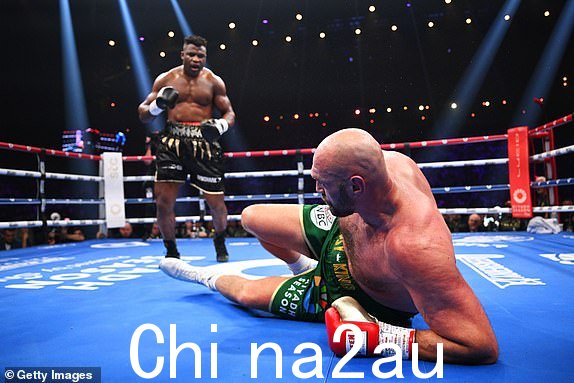 沙特阿拉伯利雅得 - 10 月 28 日：Francis Ngannou 击倒泰森·富里2023 年 10 月 28 日，泰森·富里 (Tyson Fury) 与弗朗西斯·纳干诺 (Francis Ngannou) 在沙特阿拉伯利雅得 Boulevard Hall 举行重量级拳击比赛。 （贾斯汀·塞特菲尔德/盖蒂图片社摄）